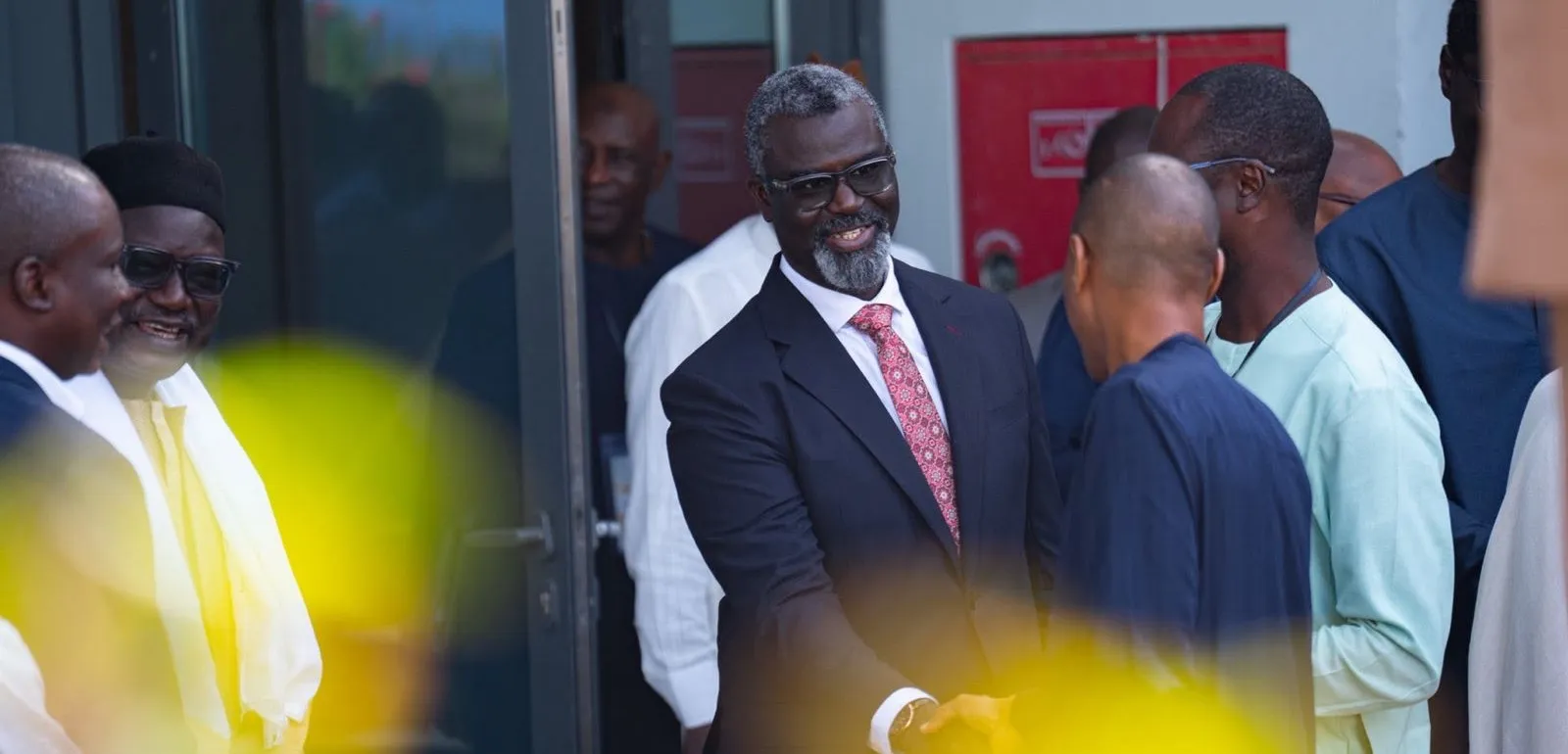 Poignée de main à l’accueil d’une rencontre du SPEBTPS à Dakar